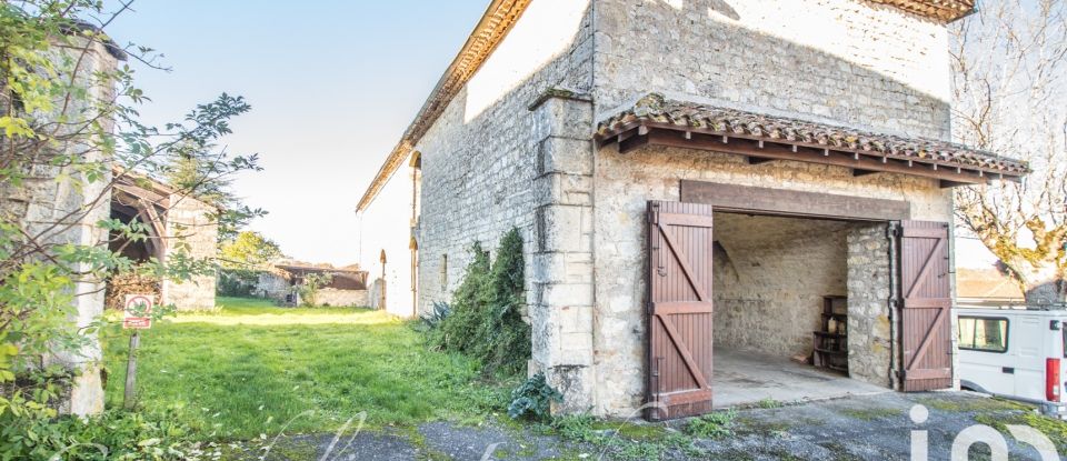 Maison traditionnelle 8 pièces de 212 m² à Mauroux (46700)