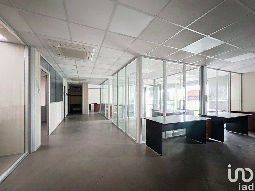 Offices of 200 m² in Santeny (94440)