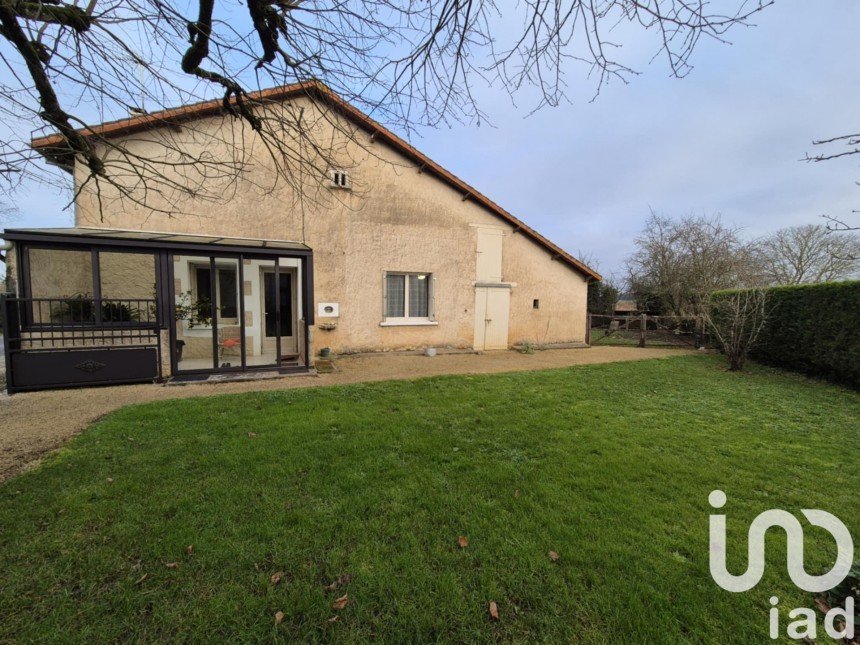 Country house 4 rooms of 80 m² in Champagné-le-Sec (86510)