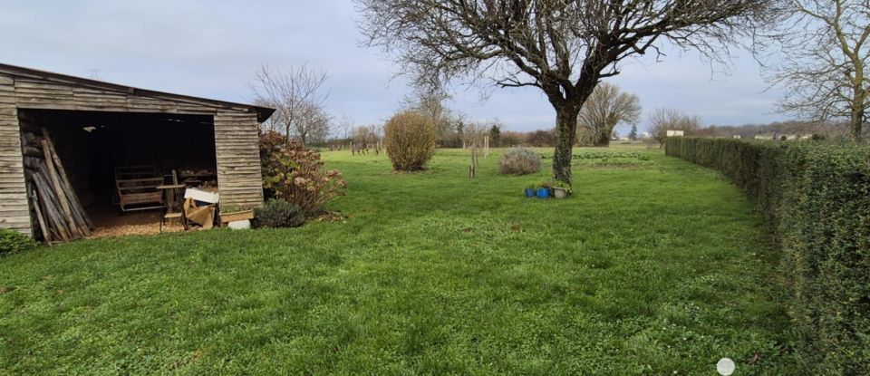 Country house 4 rooms of 80 m² in Champagné-le-Sec (86510)