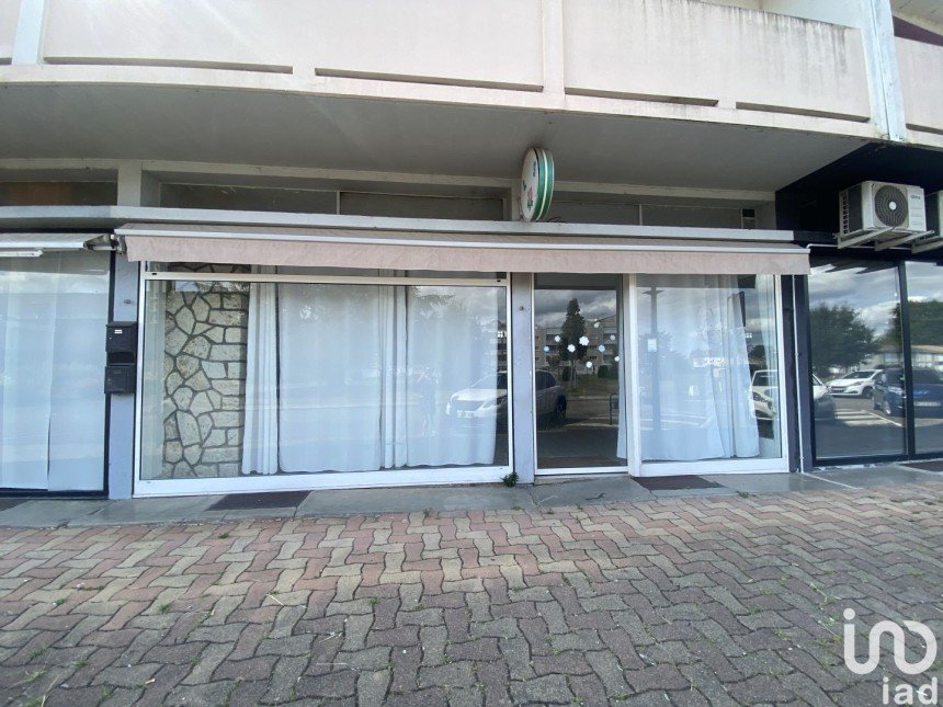 Retail property of 56 m² in Le Passage (47520)