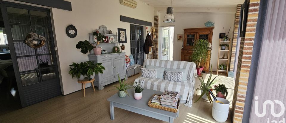 House 10 rooms of 176 m² in Yves (17340)