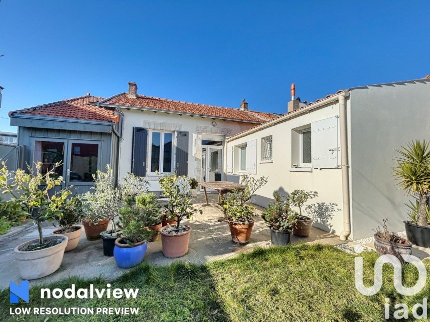 House 3 rooms of 63 m² in La Rochelle (17000)