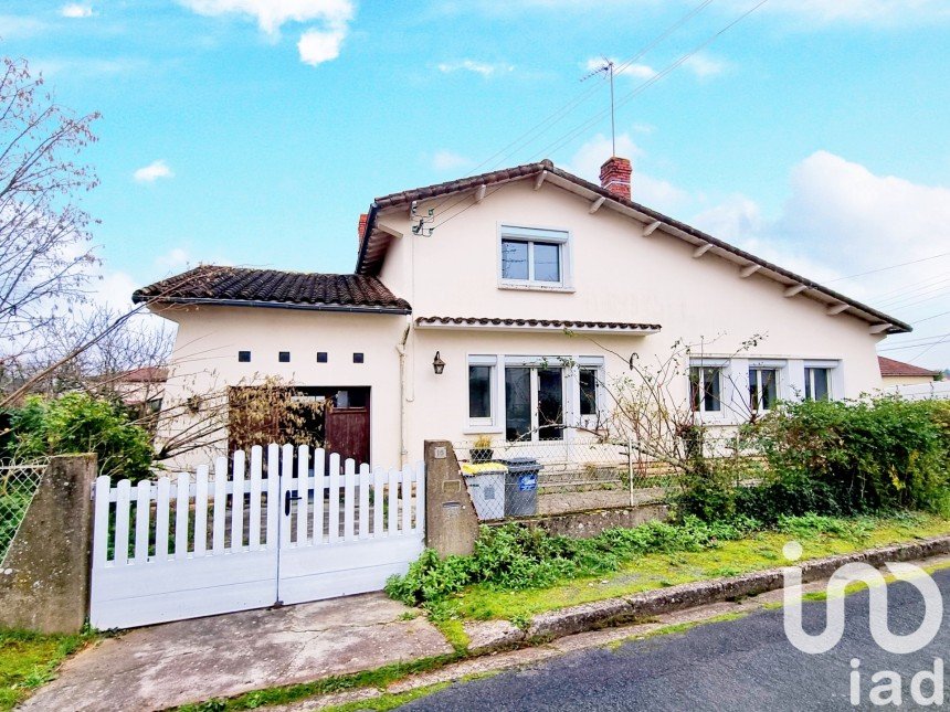 Traditional house 5 rooms of 103 m² in Saint-Benoît (86280)