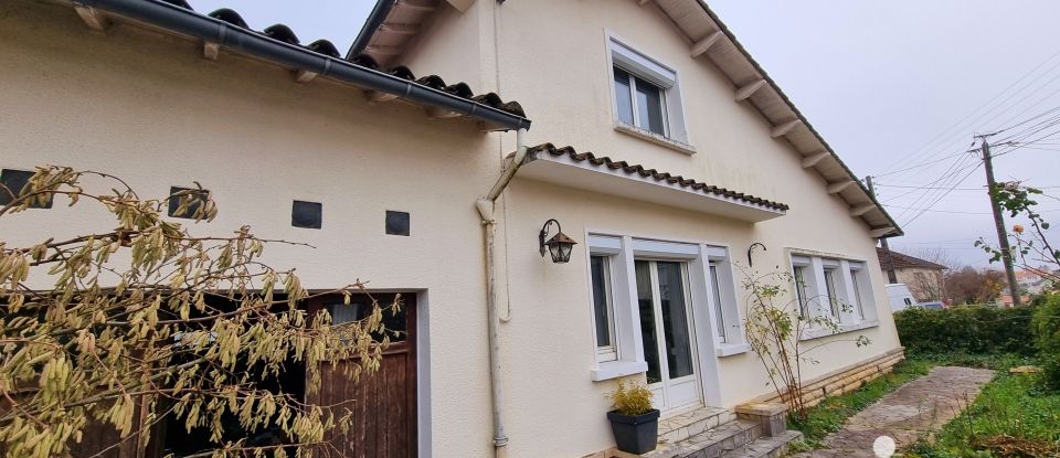 Traditional house 5 rooms of 103 m² in Saint-Benoît (86280)