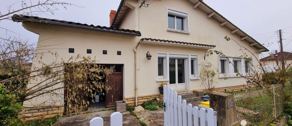 Traditional house 5 rooms of 103 m² in Saint-Benoît (86280)