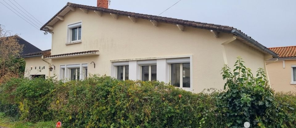 Traditional house 5 rooms of 103 m² in Saint-Benoît (86280)