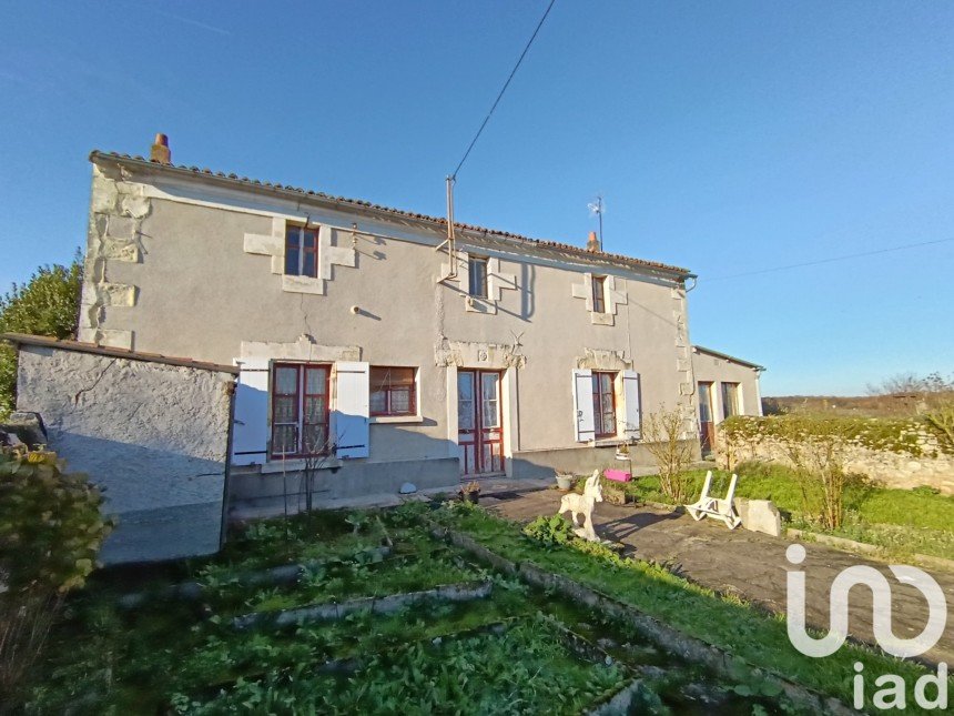 House 4 rooms of 79 m² in Saint-Léger-de-Montbrun (79100)