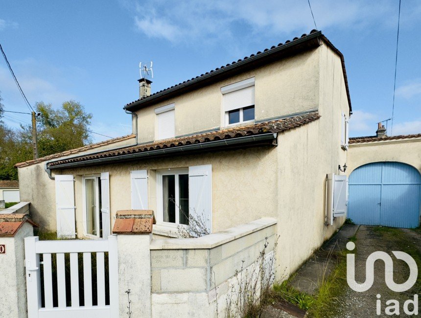 Village house 6 rooms of 111 m² in Roullet-Saint-Estèphe (16440)