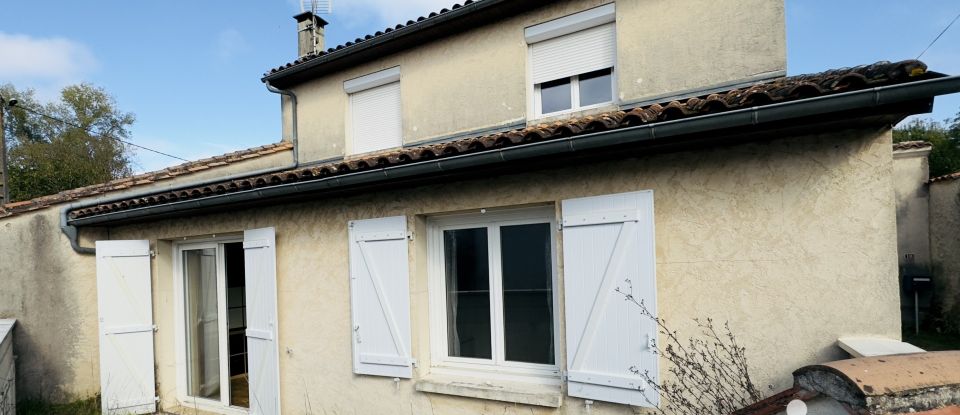 Village house 6 rooms of 111 m² in Roullet-Saint-Estèphe (16440)