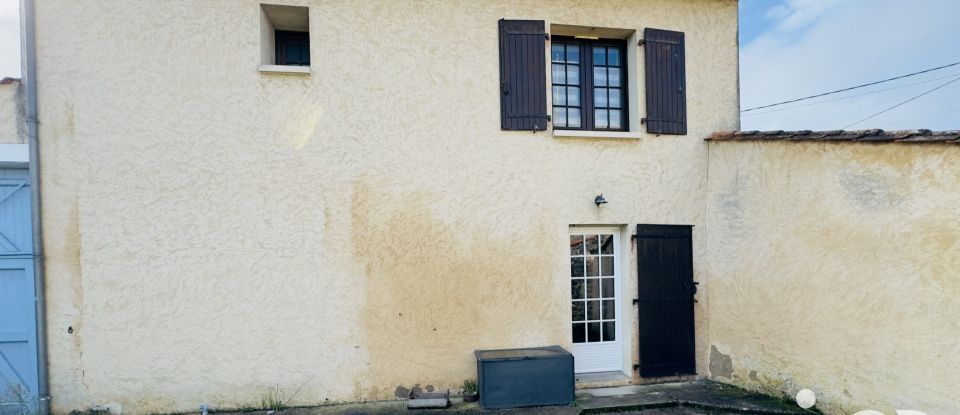 Village house 6 rooms of 111 m² in Roullet-Saint-Estèphe (16440)