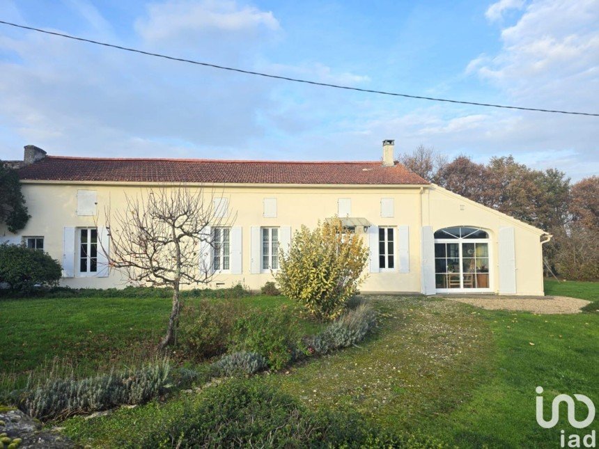 Maison 6 pièces de 188 m² à Saint-Bonnet-sur-Gironde (17150)