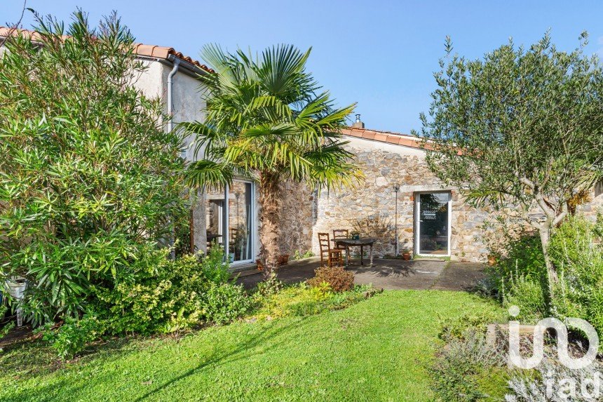 Traditional house 5 rooms of 128 m² in Monnières (44690)