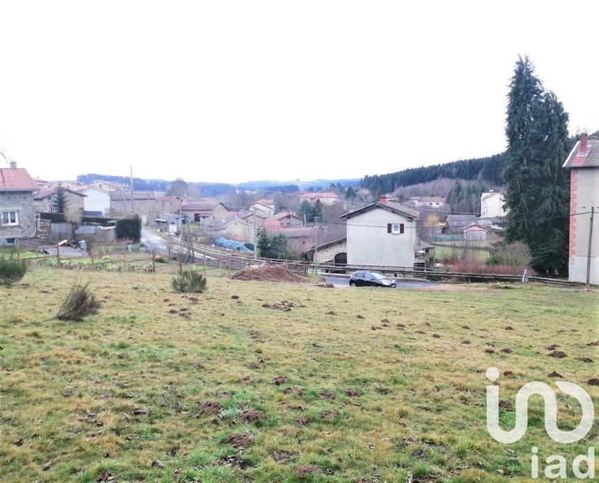 Land of 1,765 m² in Estivareilles (42380)