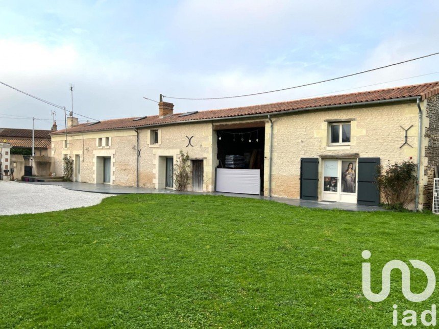 Longère 8 pièces de 194 m² à Saint-Léger-de-Montbrun (79100)