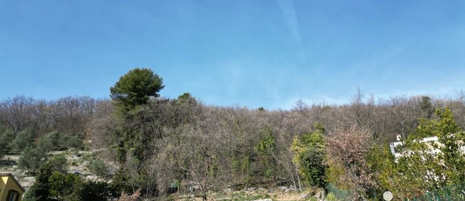 Land of 1,250 m² in Tourrettes-sur-Loup (06140)