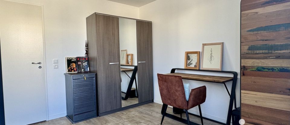 Apartment 3 rooms of 84 m² in La Rochelle (17000)