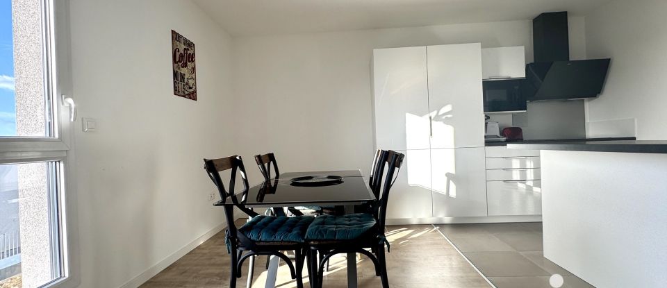 Apartment 3 rooms of 84 m² in La Rochelle (17000)