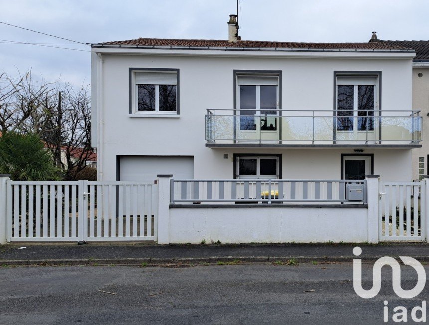 Maison traditionnelle 5 pièces de 132 m² à Fontenay-le-Comte (85200)