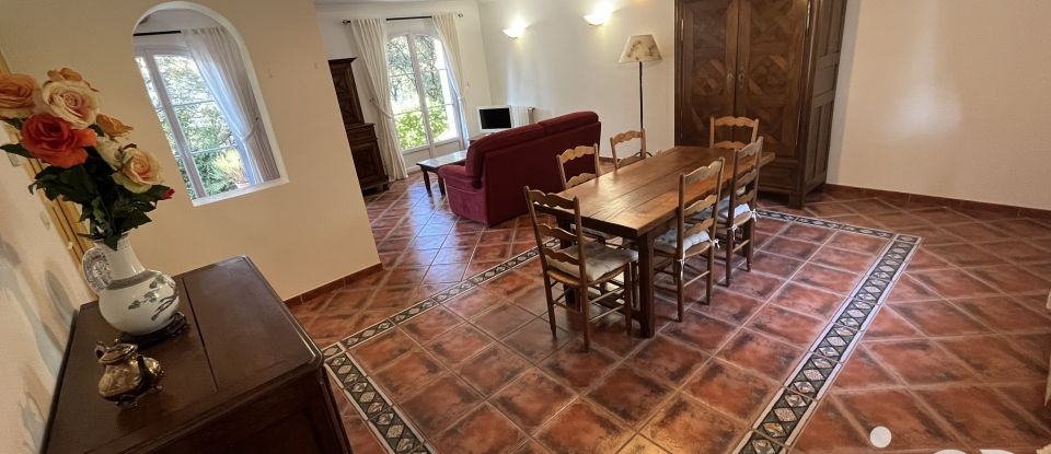 Traditional house 5 rooms of 120 m² in Nîmes (30900)