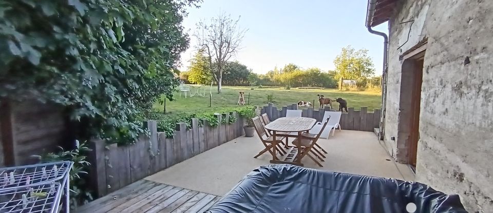 Farm 5 rooms of 144 m² in Cleppé (42110)