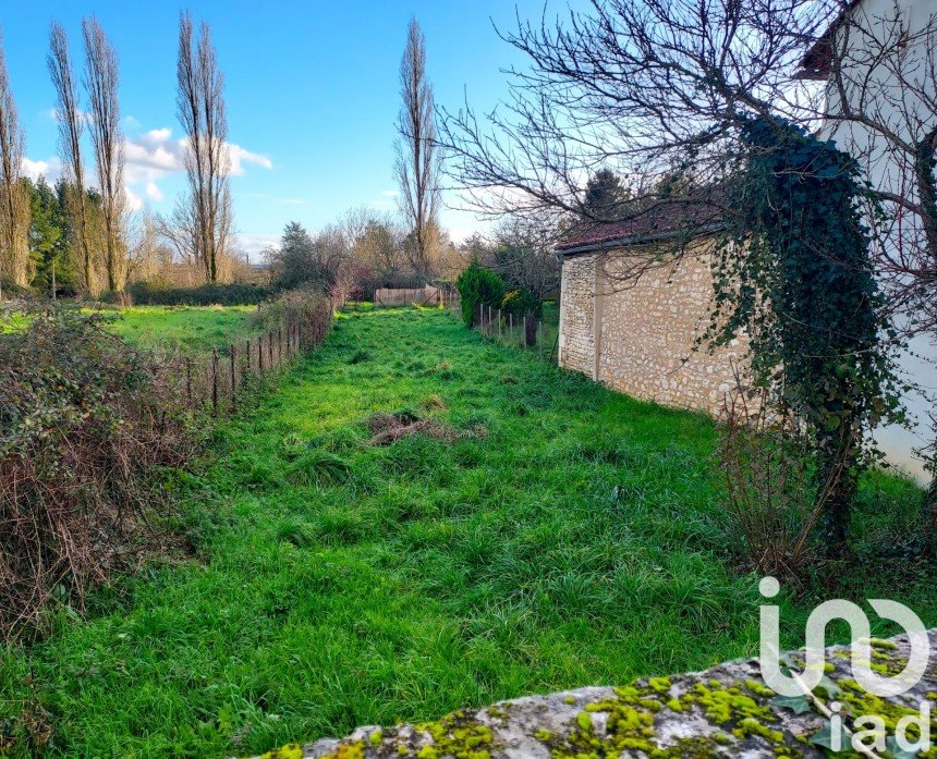 Land of 435 m² in Agris (16110)