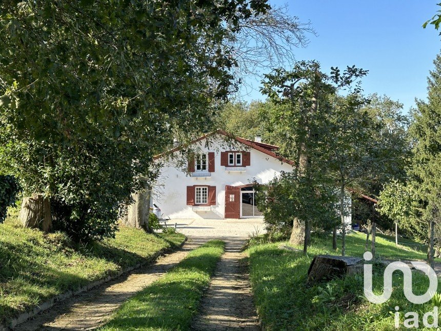 Maison traditionnelle 8 pièces de 221 m² à Urt (64240)