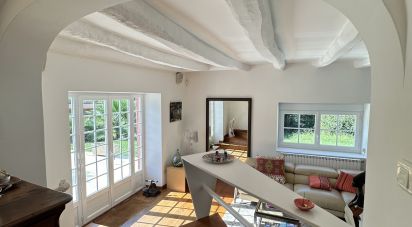 Maison traditionnelle 8 pièces de 221 m² à Urt (64240)