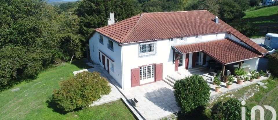 Maison traditionnelle 8 pièces de 221 m² à Urt (64240)