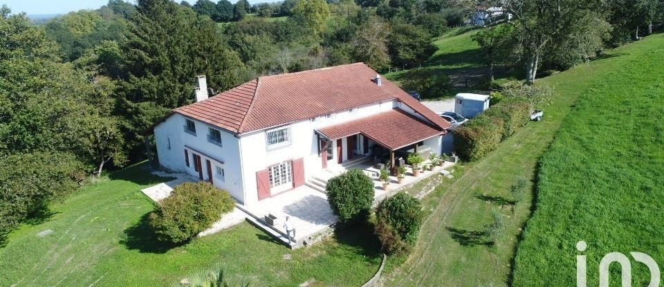 Maison traditionnelle 8 pièces de 221 m² à Urt (64240)