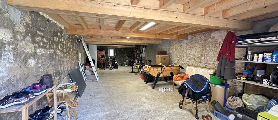 Maison traditionnelle 8 pièces de 221 m² à Urt (64240)