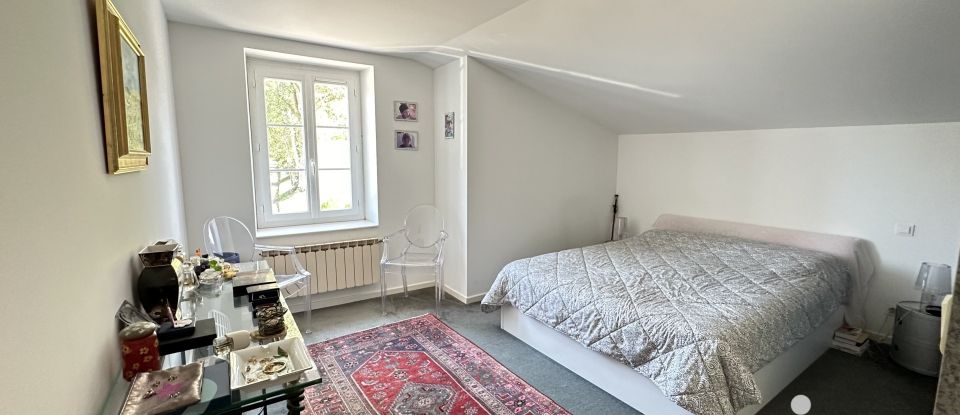 Maison traditionnelle 8 pièces de 221 m² à Urt (64240)