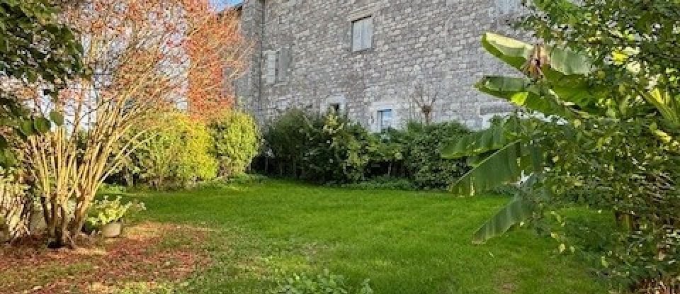 Château 10 pièces de 227 m² à Castelsagrat (82400)