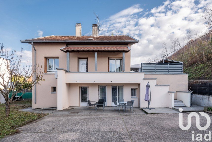 Maison 12 pièces de 237 m² à Saint-Martin-d'Hères (38400)