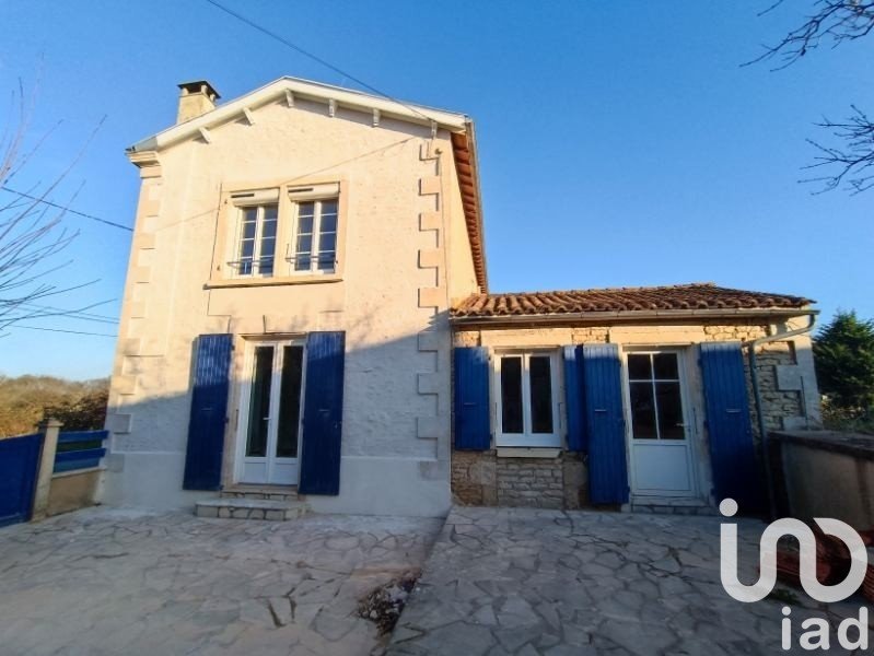 House 6 rooms of 136 m² in Saint-Hilaire-la-Palud (79210)