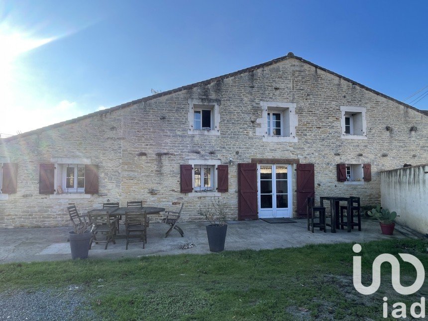 Longere 5 rooms of 143 m² in Mauzé-sur-le-Mignon (79210)