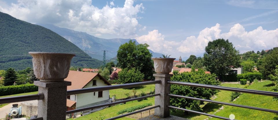 Maison traditionnelle 8 pièces de 189 m² à Saint-Georges-de-Commiers (38450)