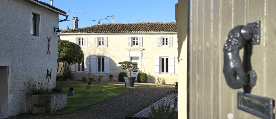 Traditional house 10 rooms of 335 m² in Salles-d'Angles (16130)