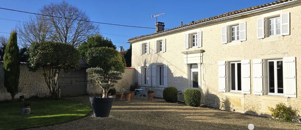 Traditional house 10 rooms of 335 m² in Salles-d'Angles (16130)