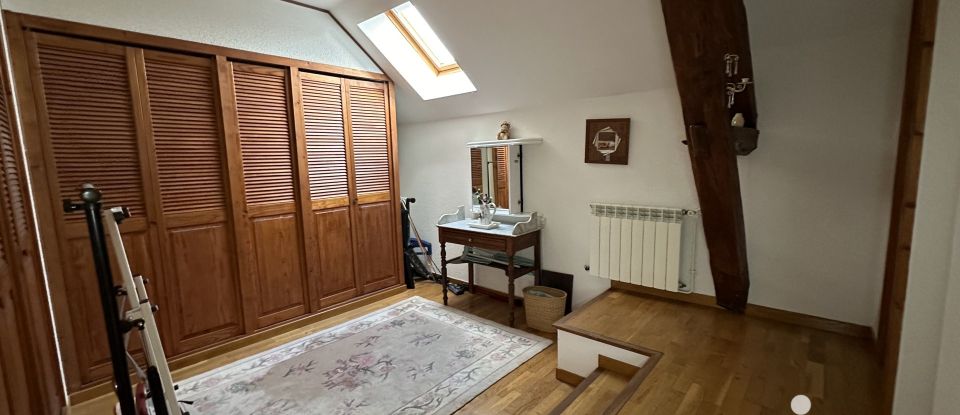 Maison 10 pièces de 225 m² à Sainte-Lizaigne (36260)