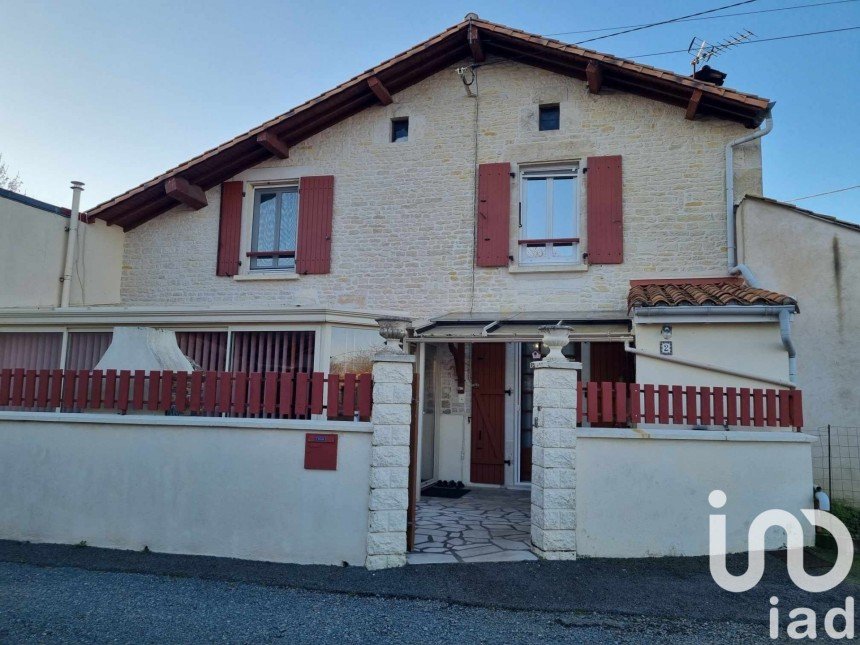 House 3 rooms of 83 m² in Juillé (79170)