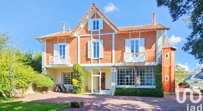 Maison traditionnelle 7 pièces de 244 m² à La Rochelle (17000)