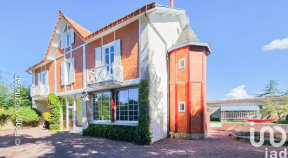 Maison traditionnelle 7 pièces de 244 m² à La Rochelle (17000)