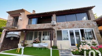 House 8 rooms of 203 m² in AGAY (83530)