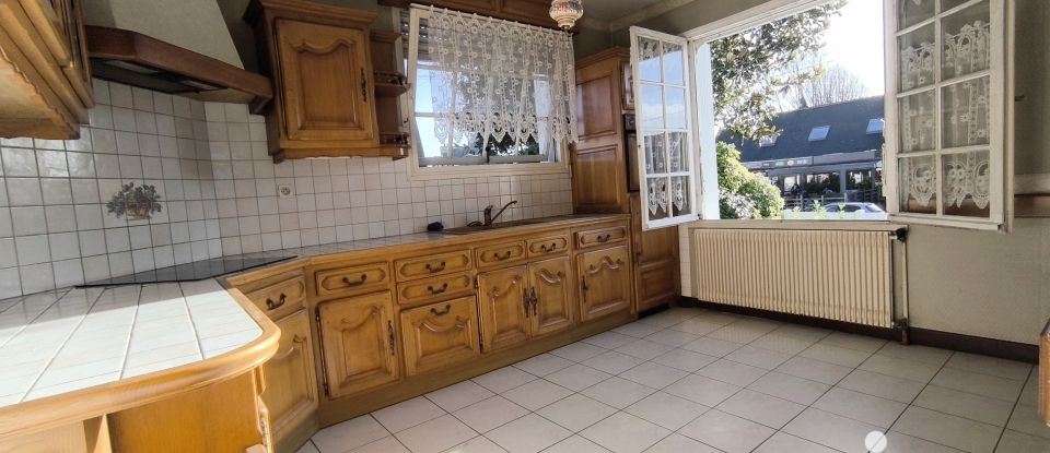 Maison traditionnelle 6 pièces de 135 m² à Carhaix-Plouguer (29270)