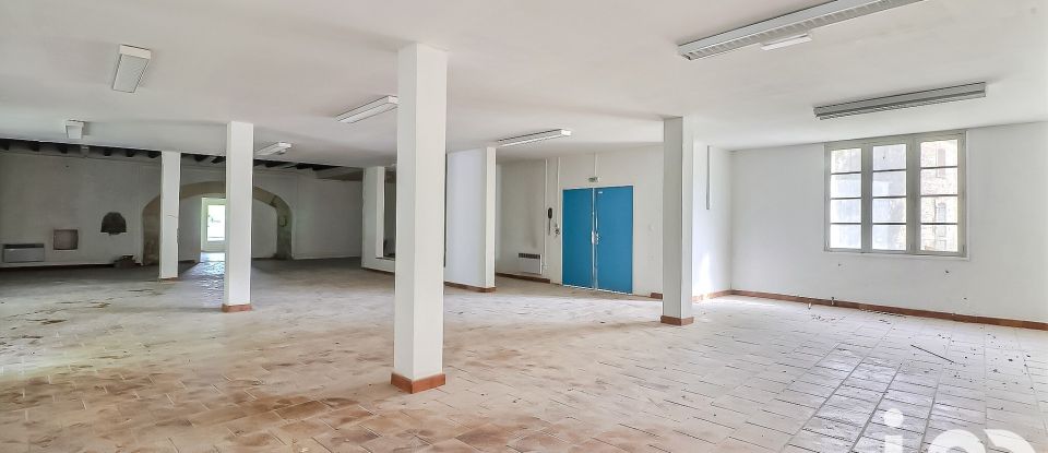 Building in Nîmes (30900) of 800 m²