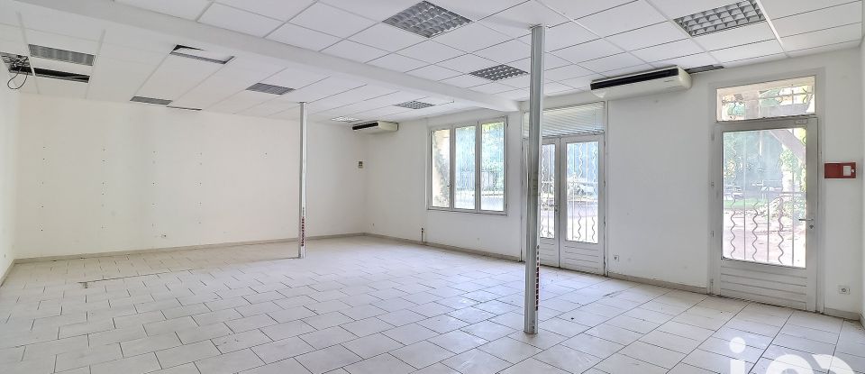 Building in Nîmes (30900) of 1,200 m²