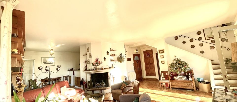 Traditional house 7 rooms of 221 m² in Grasse (06520)