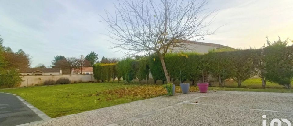 House 4 rooms of 118 m² in Neuville-de-Poitou (86170)