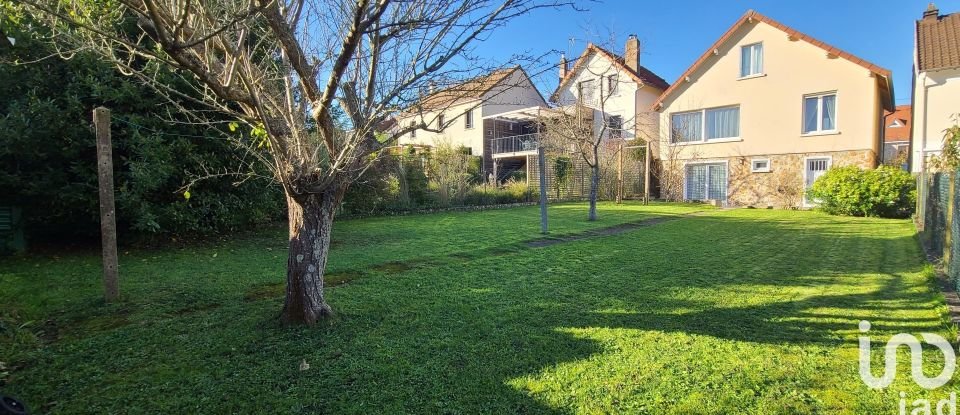 Maison traditionnelle 7 pièces de 114 m² à Saint-Rémy-lès-Chevreuse (78470)